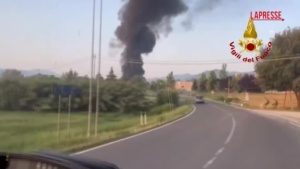 Forlì, incendio in azienda a Mercato Saraceno: densa colonna di fumo nero Forlì, incendio in azienda a Mercato Saraceno: densa colonna di fumo nero