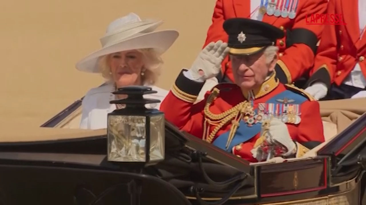 Re Carlo III al Trooping the Colour, un minuto di silenzio per le vittime di Air India
