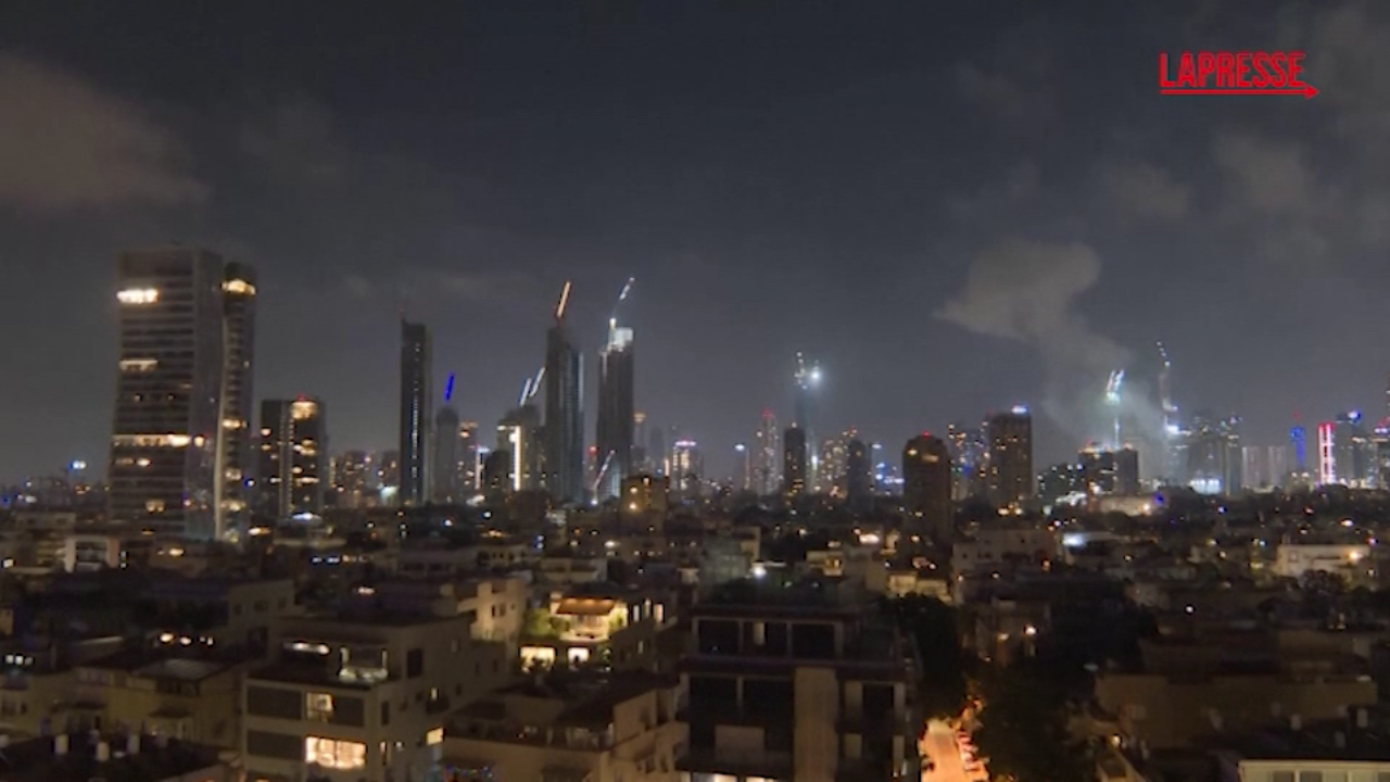 Iran, nuova ondata di attacchi in Israele: esplosioni su Tel Aviv Iran, nuova ondata di attacchi in Israele: esplosioni su Tel Aviv