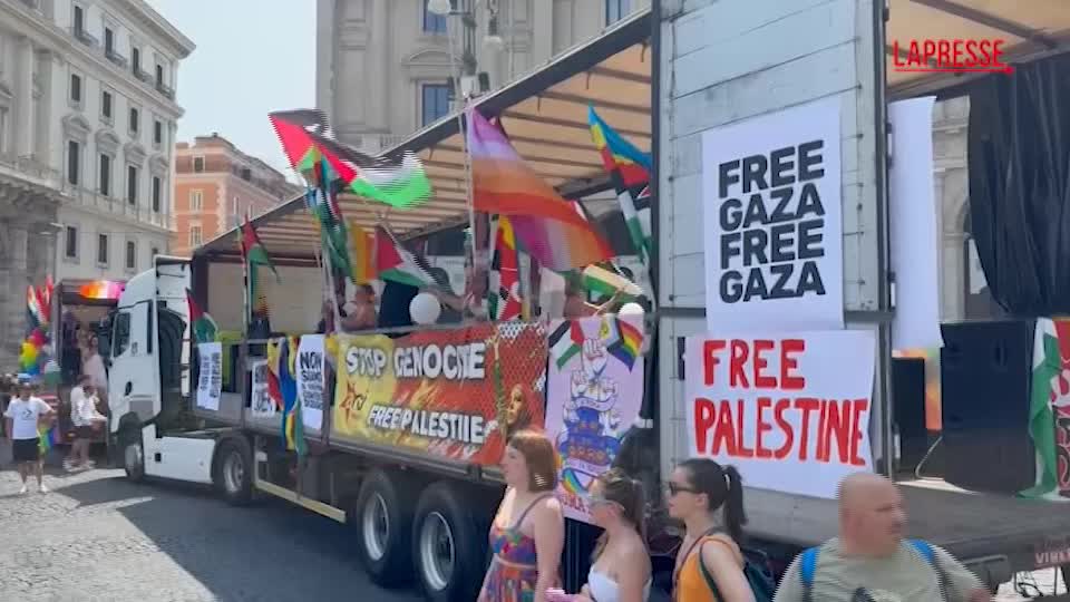 roma pride 2025 al via il corteo centinaia le bandiere pro palestina