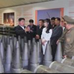 Corea del Nord, Kim Jong Un visita fabbrica di munizioni con la figlia