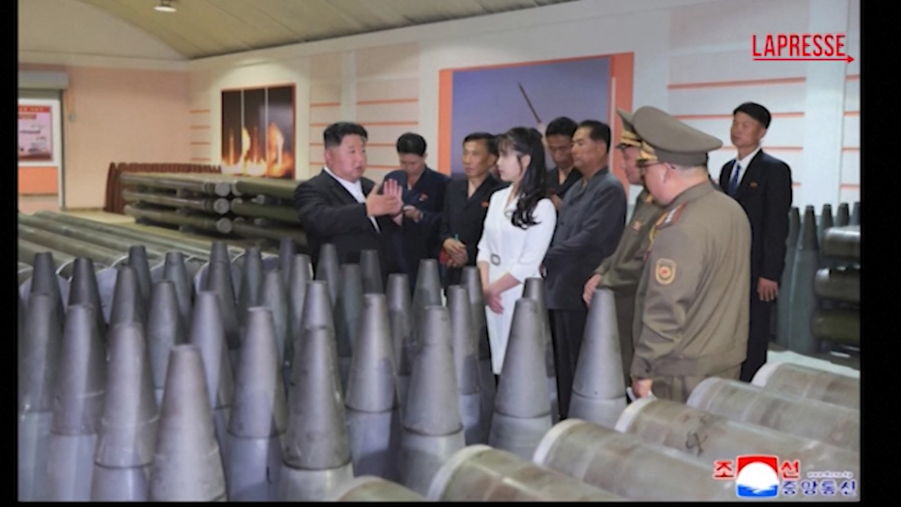 Corea del Nord, Kim Jong Un visita fabbrica di munizioni con la figlia Corea del Nord, Kim Jong Un visita fabbrica di munizioni con la figlia