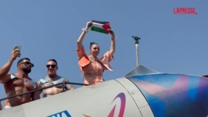 Roma Pride 2025, Rose Villain sul carro di Muccassassina con la bandiera palestinese