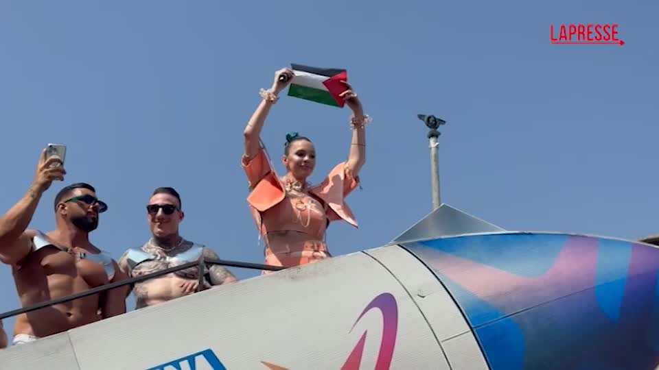 Roma Pride 2025, Rose Villain sul carro di Muccassassina con la bandiera palestinese Roma Pride 2025, Rose Villain sul carro di Muccassassina con la bandiera palestinese