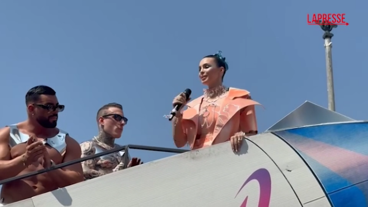 Roma Pride 2025, Rose Villain fa cantare e ballare con ‘Fuorilegge’