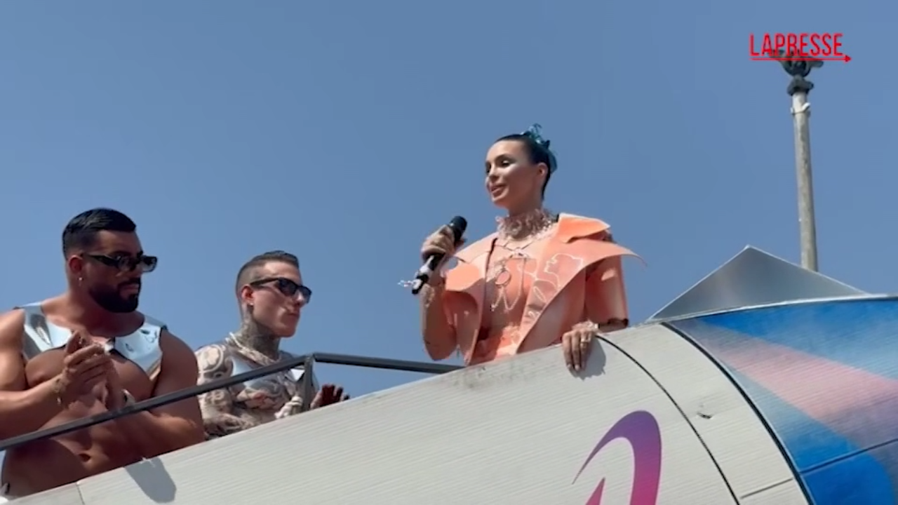 Roma Pride 2025, Rose Villain fa cantare e ballare con ‘Fuorilegge’ Roma Pride 2025, Rose Villain fa cantare e ballare con ‘Fuorilegge’