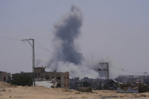 Fumo a Khan Younis nella Striscia di Gaza dopo un bombardamento israeliano