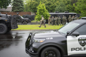 Minneapolis, vestito da poliziotto uccide la deputata Melissa Hortman e suo marito