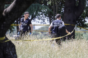 Polizia scientifica a Villa Pamphili a Roma sul luogo del ritrovamento dei cadaveri di una donna e della figlia neonata
