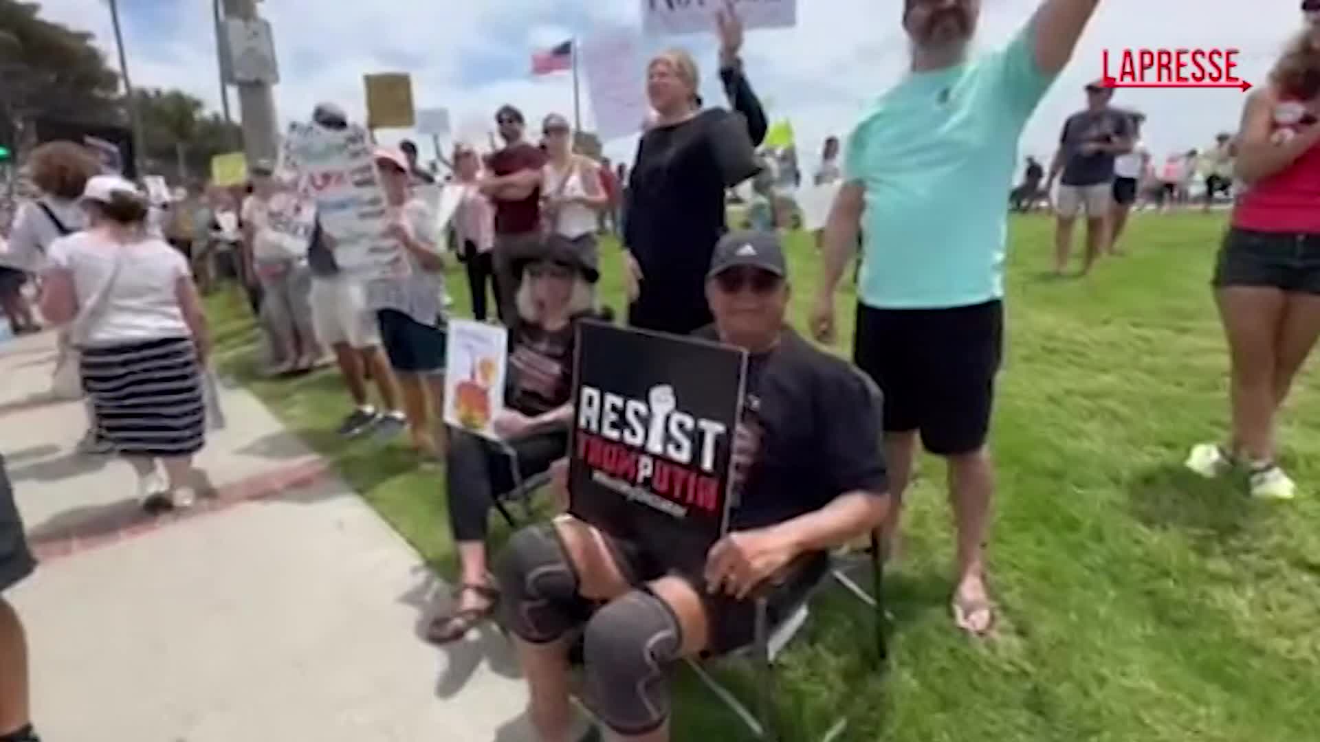 california protesta 8216no kings8217 contro trump a laguna beach rivogliamo la democrazia