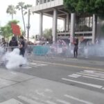 Los Angeles, la polizia disperde i manifestanti ‘No Kings’ con lacrimogeni