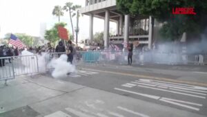 Los Angeles, la polizia disperde i manifestanti ‘No Kings’ con lacrimogeni