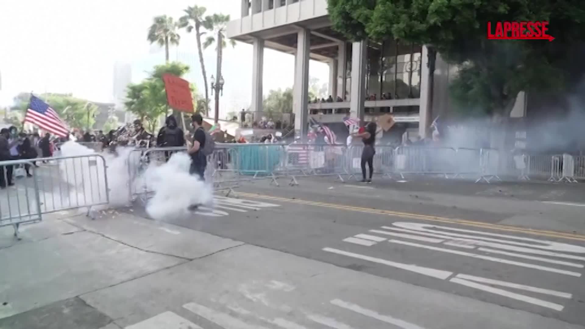 Los Angeles, la polizia disperde i manifestanti ‘No Kings’ con lacrimogeni Los Angeles, la polizia disperde i manifestanti ‘No Kings’ con lacrimogeni
