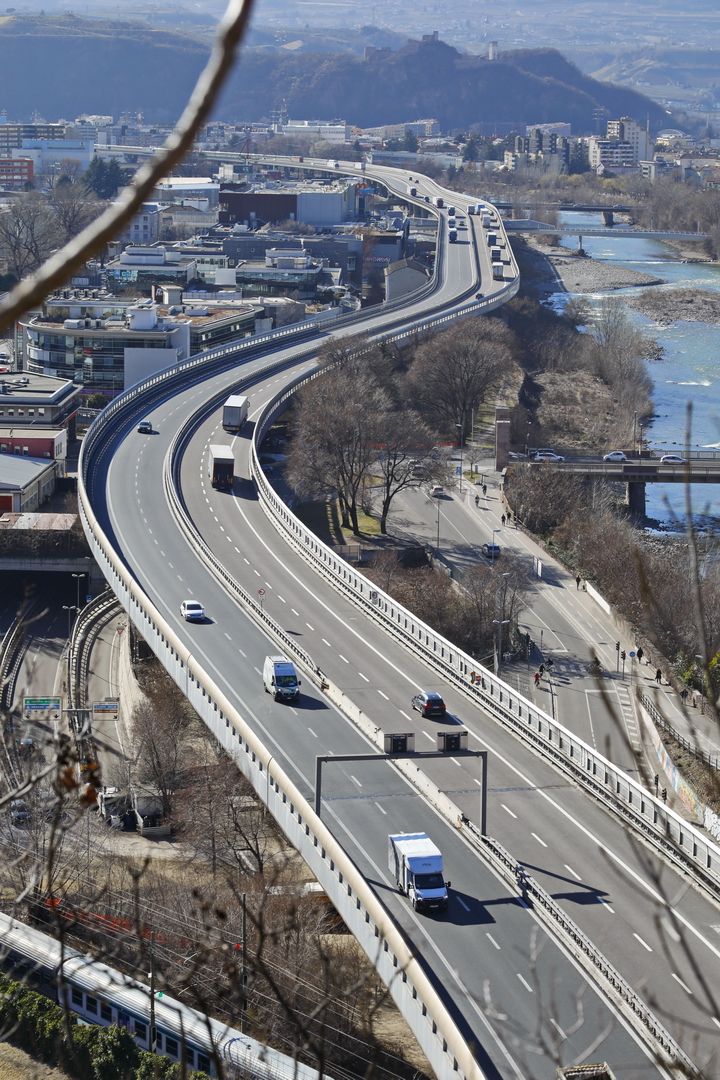 Grave incidente sulla A22, schianto frontale: un morto e 5 feriti Grave incidente sulla A22, schianto frontale: un morto e 5 feriti