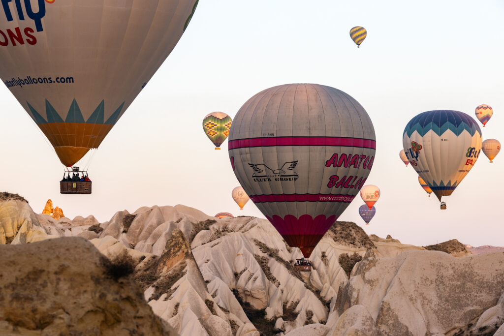 Cappadocia, cadono due mongolfiere in Turchia: un morto e 31 feriti Cappadocia, cadono due mongolfiere in Turchia: un morto e 31 feriti
