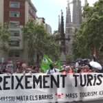 Barcellona, protesta con le pistole ad acqua contro il turismo di massa