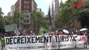 Barcellona, protesta con le pistole ad acqua contro il turismo di massa