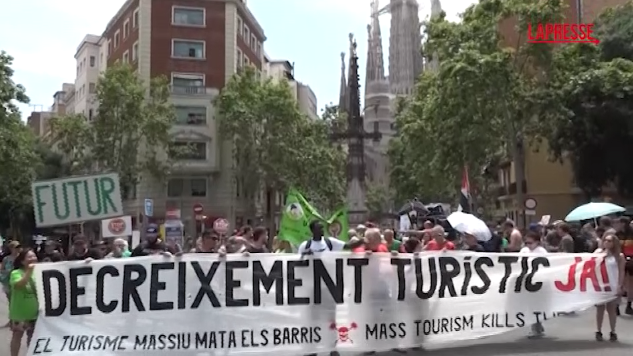 Barcellona, protesta con le pistole ad acqua contro il turismo di massa Barcellona, protesta con le pistole ad acqua contro il turismo di massa