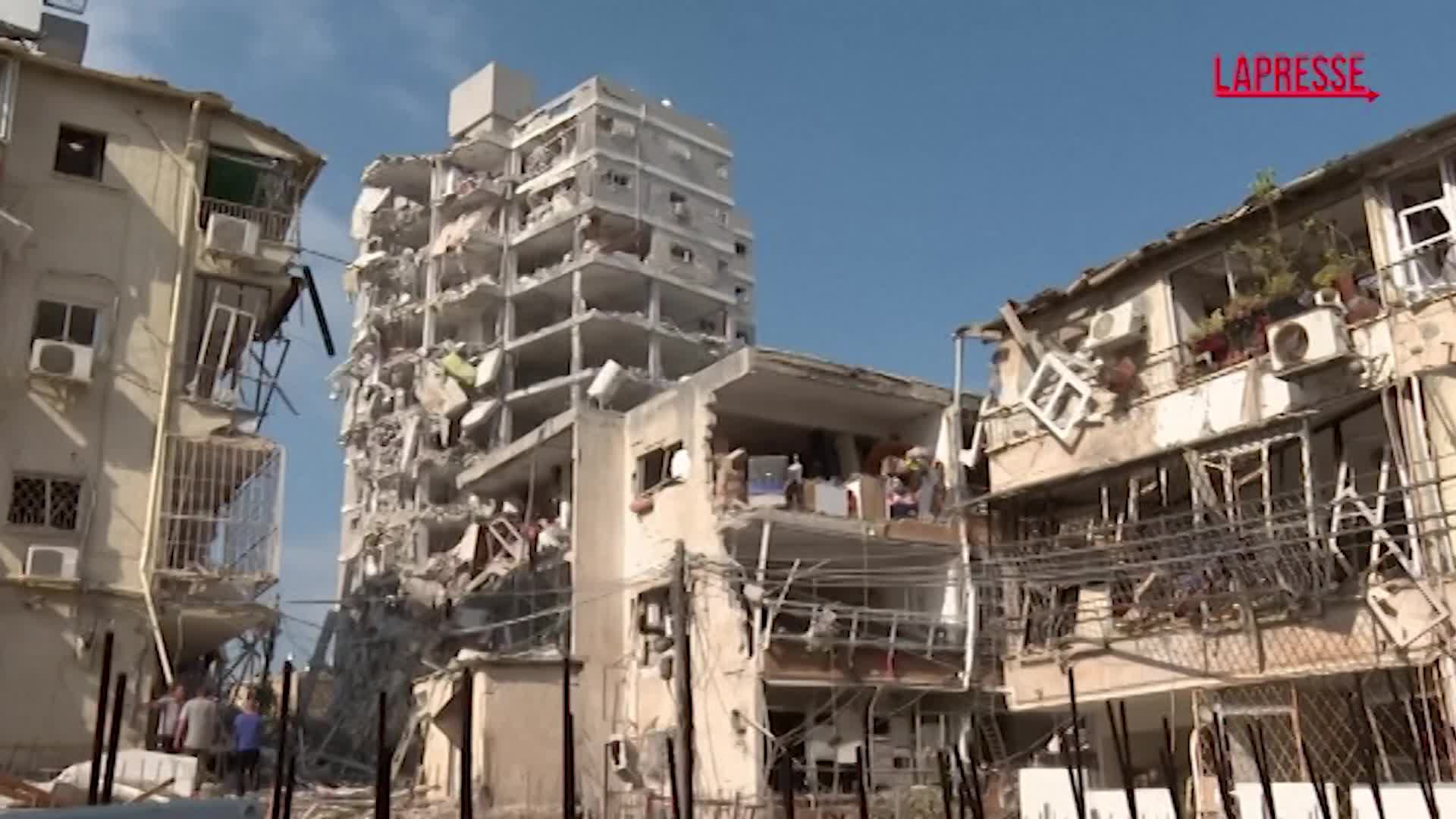 israele bat yam soccorritori cercano dispersi tra macerie dell8217edificio colpito