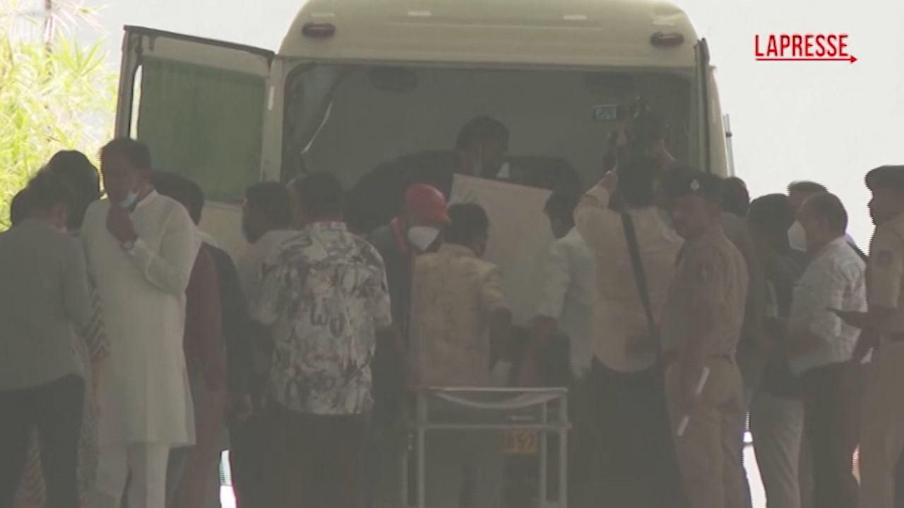 Schianto Air India, inizia la restituzione delle salme ai parenti Schianto Air India, inizia la restituzione delle salme ai parenti