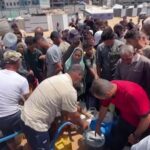 Gaza, palestinesi in coda per ore per un goccio d’acqua: è crisi umanitaria