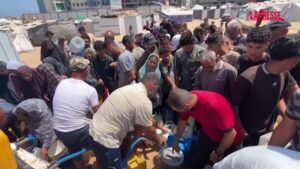 Gaza, palestinesi in coda per ore per un goccio d’acqua: è crisi umanitaria