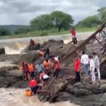 India, il crollo di un ponte su un fiume provoca morti e dispersi