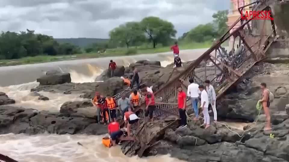 India, il crollo di un ponte su un fiume provoca morti e dispersi India, il crollo di un ponte su un fiume provoca morti e dispersi