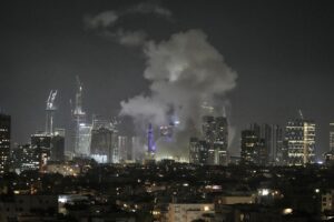 Guerra Israele-Iran, nuovi attacchi di Teheran. Trump: “Non siamo coinvolti, possibile che lo saremo”
