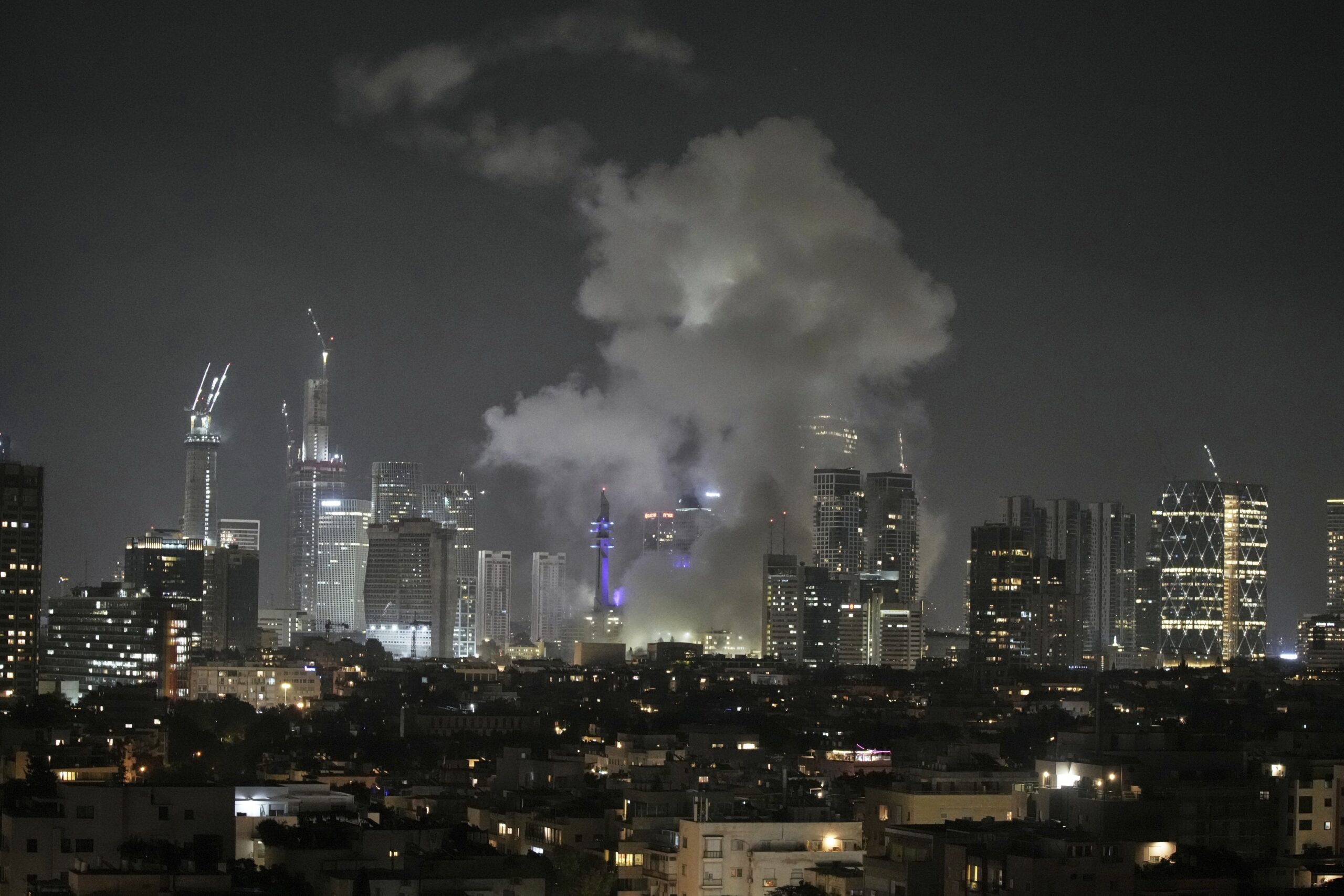 Guerra Israele-Iran, nuovi attacchi di Teheran. Trump: “Non siamo coinvolti, possibile che lo saremo”