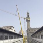 Firenze, iniziata la rimozione della gru dagli Uffizi: era lì da 19 anni