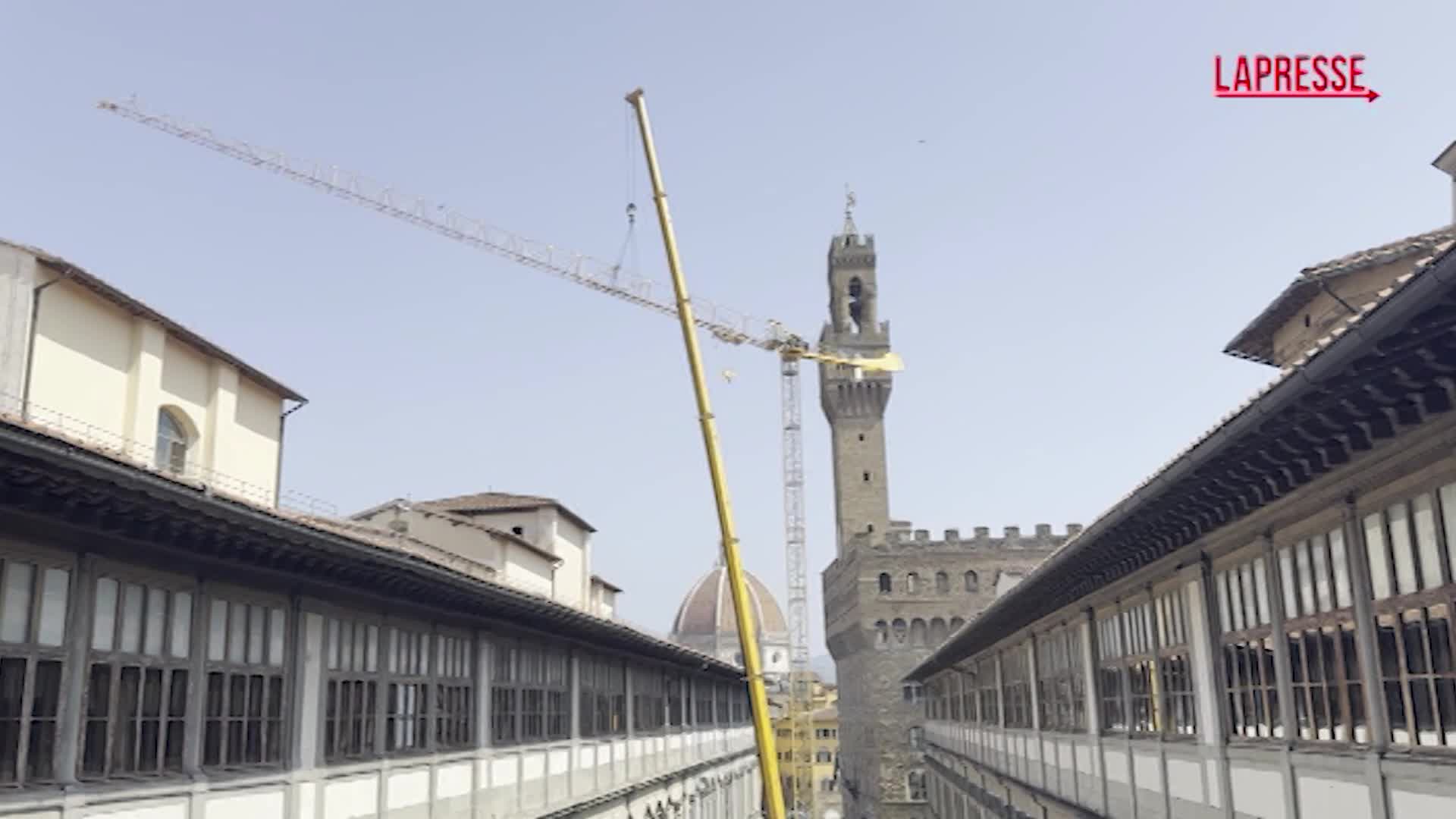 Firenze, iniziata la rimozione della gru dagli Uffizi: era lì da 19 anni Firenze, iniziata la rimozione della gru dagli Uffizi: era lì da 19 anni