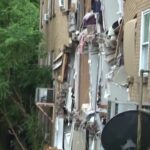 Inondazioni improvvise in West Virginia: auto spazzate via dai torrenti e gente sui tetti