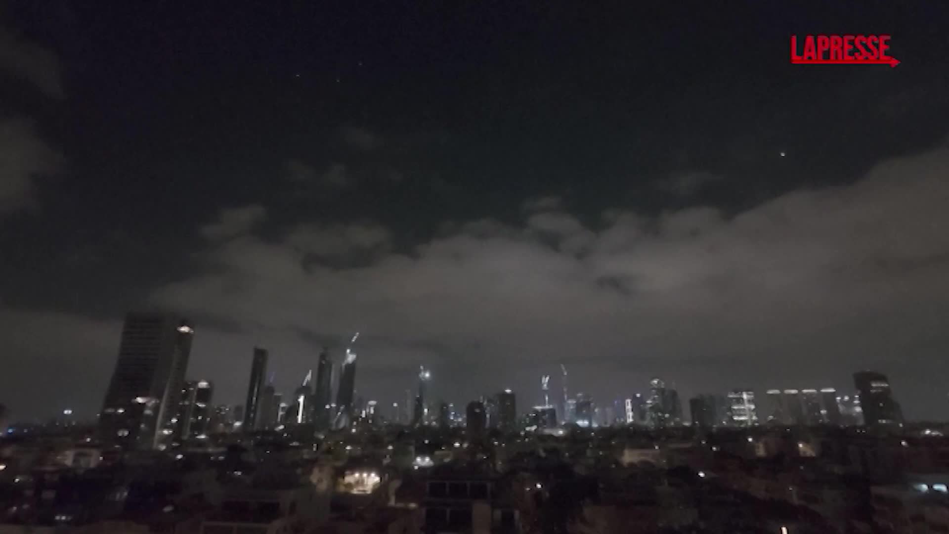 Israele Iran, esplosioni e missili intercettati nei cieli di Tel Aviv Israele Iran, esplosioni e missili intercettati nei cieli di Tel Aviv