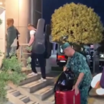 Iran, la fuga degli stranieri in Azerbaijan a causa della guerra: le immagini