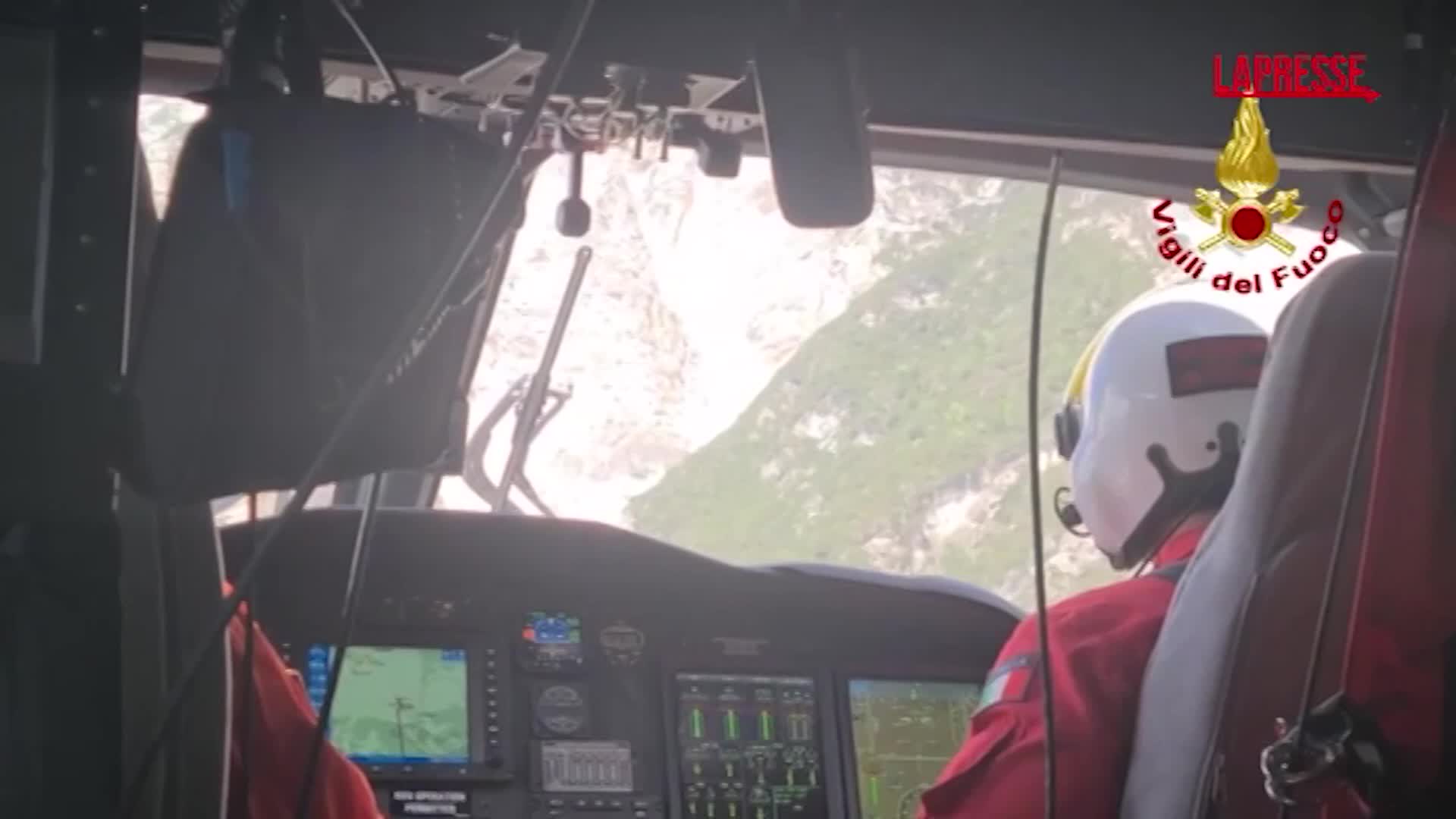 Frana a Borca di Cadore, colata di fango invade le strade: persone isolate Frana a Borca di Cadore, colata di fango invade le strade: persone isolate