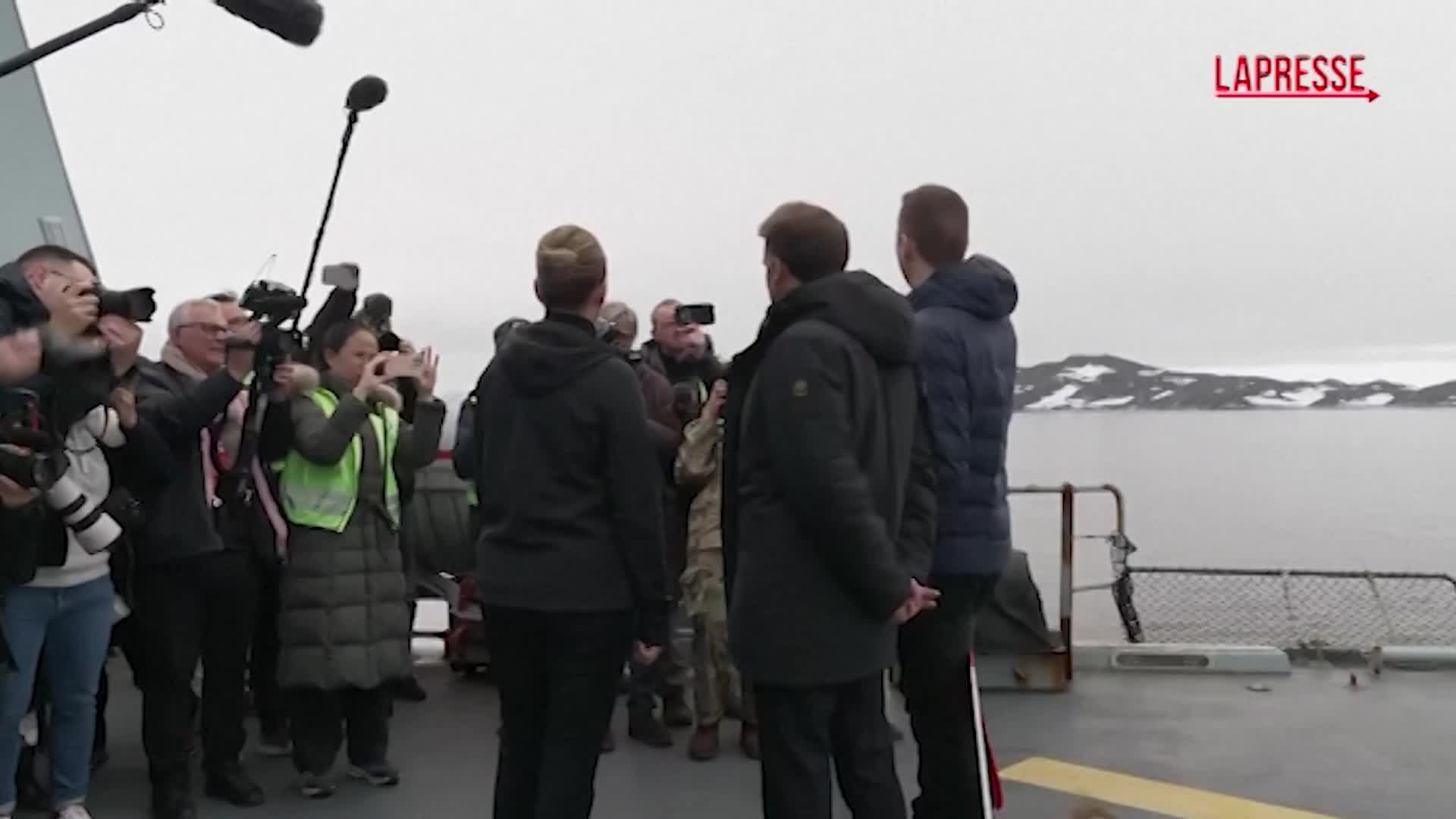 Macron in Groenlandia dopo le minacce di Trump: si imbarca su una fregata danese Macron in Groenlandia dopo le minacce di Trump: si imbarca su una fregata danese