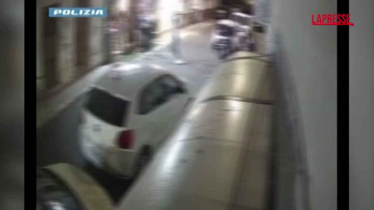 Crotone, violento pestaggio di un 24enne in strada: il video diffuso dalla polizia Crotone, violento pestaggio di un 24enne in strada: il video diffuso dalla polizia