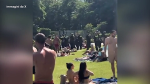 Berlino, decine di poliziotti fanno irruzione in una piscina all’aperto: il video virale sui social