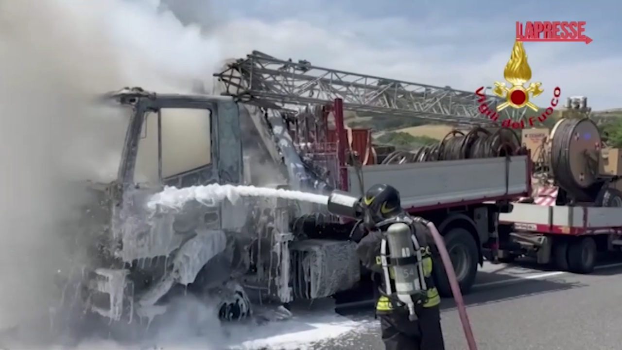 ascoli piceno in fiamme un camion sulla a14
