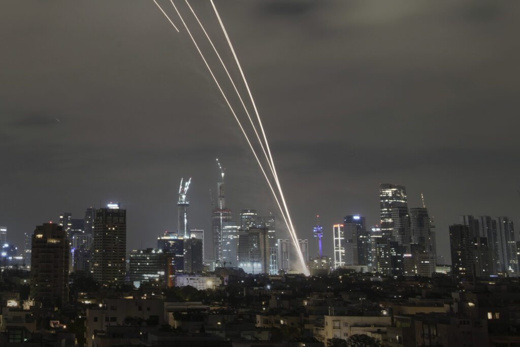 Guerra Israele Iran, raid nella notte. Colpiti i centri di comando delle Forze Quds, 5 morti nello Stato ebraico Guerra Israele Iran, raid nella notte. Colpiti i centri di comando delle Forze Quds, 5 morti nello Stato ebraico