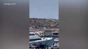 Atene, elicottero che trasportava turisti precipita in mare: il video dell’incidente