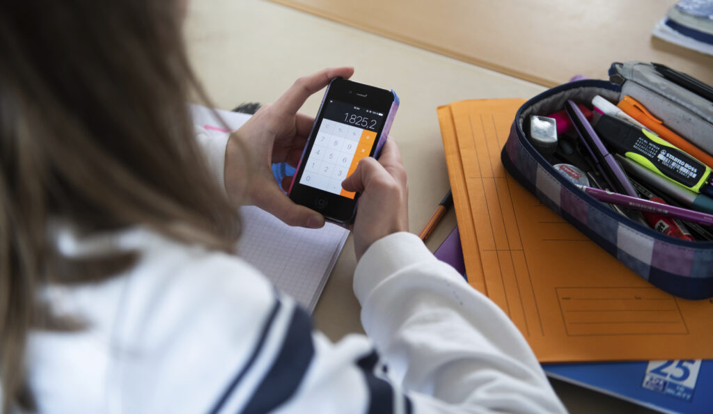 Stop ai cellulari alle scuole superiori: la circolare del ministro Valditara