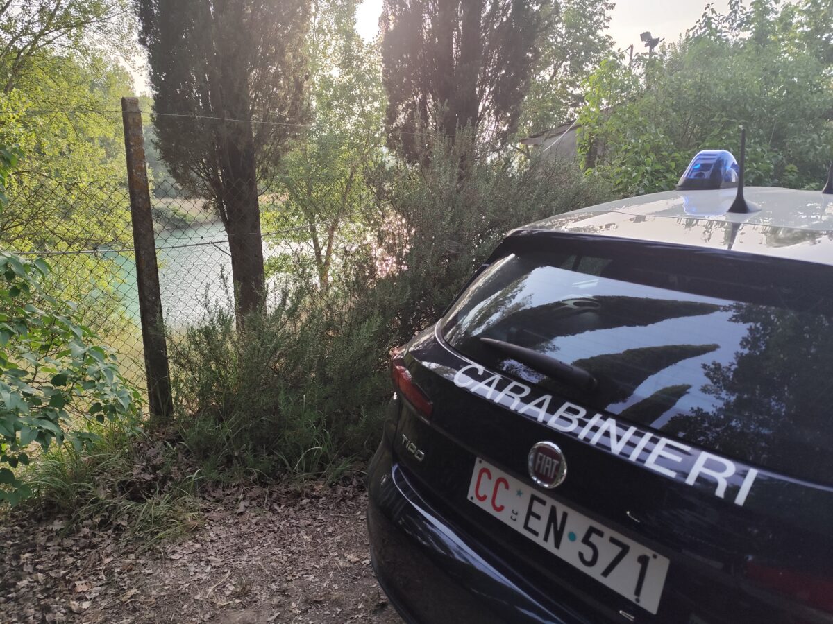 Salerno, sorprende i ladri in casa e spara: uno trovato morto