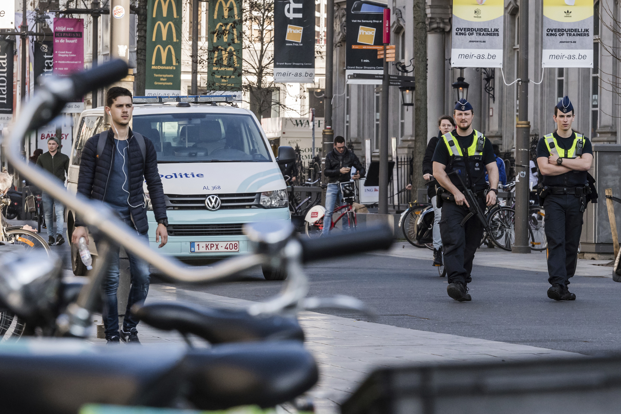 Belgio, attacco con coltello su bus ad Anversa: un morto, fermato l’assalitore Belgio, attacco con coltello su bus ad Anversa: un morto, fermato l’assalitore