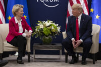 Donald Trump e Ursula von der Leyen nel 2020: Ue e Usa sarebbero vicine a un accordo sui dazi con tariffe al 10% sull'export negli Stati Uniti
