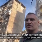 Ucraina, il sindaco Klitschko tra le macerie di Kiev: “Un altro attacco dei barbari russi”
