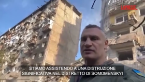 Ucraina, il sindaco Klitschko tra le macerie di Kiev: “Un altro attacco dei barbari russi”