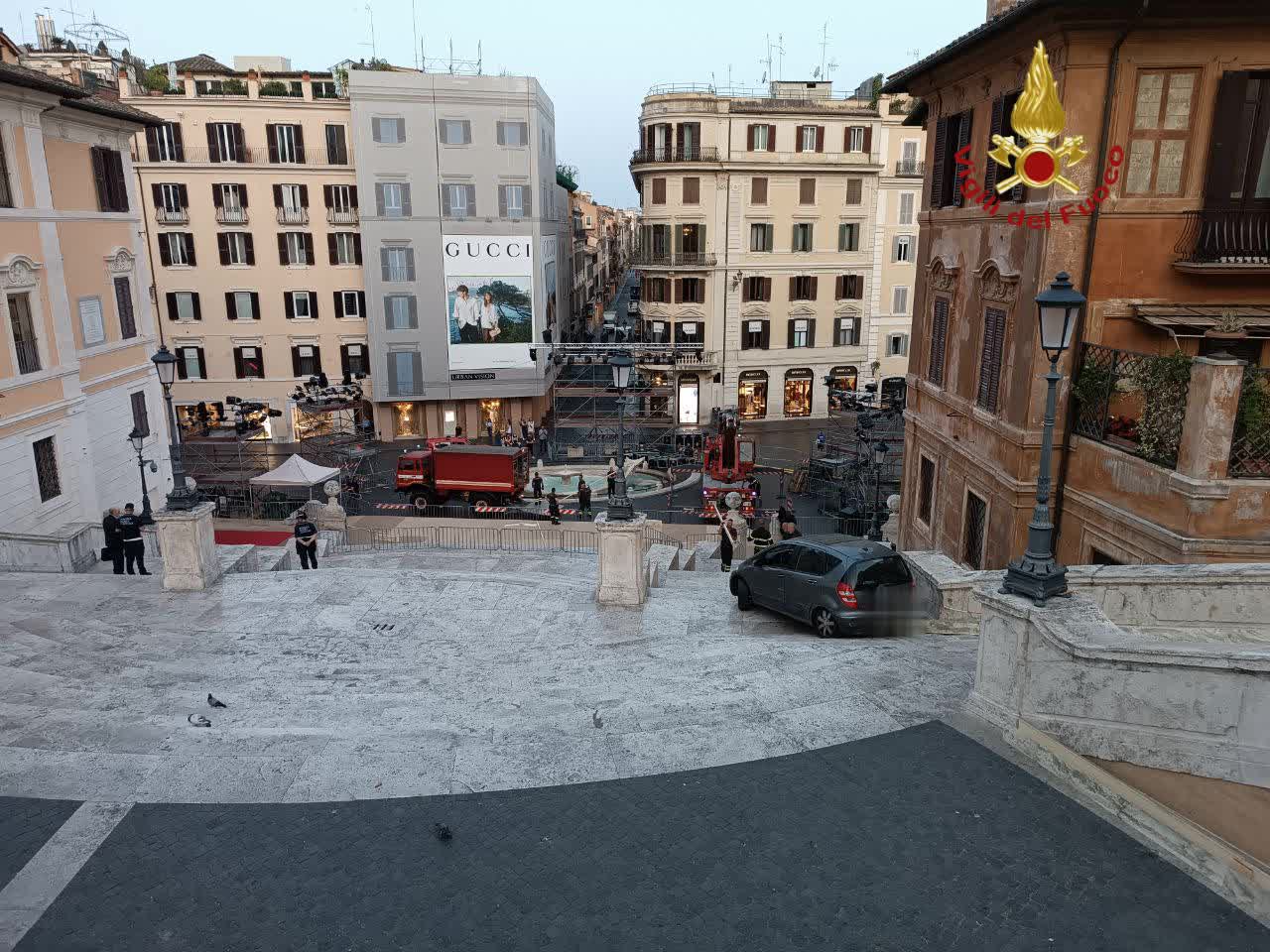 con l8217auto sulle scale di trinit224 dei monti le foto