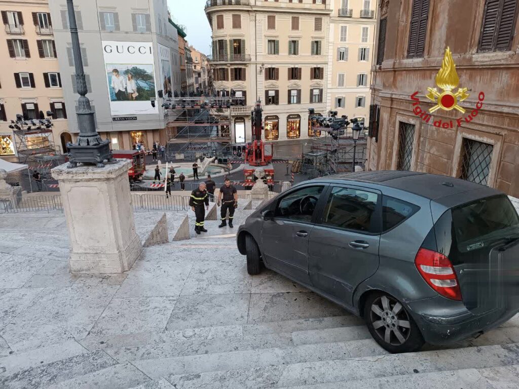 Galleria foto 'Con l’auto sulle scale di Trinità dei Monti: le foto' - foto 3